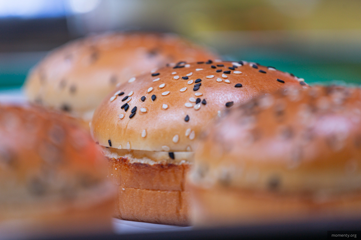 Во «Вкусно — и точка» в Екатеринбурге раскрыли рецепт легендарного бургера